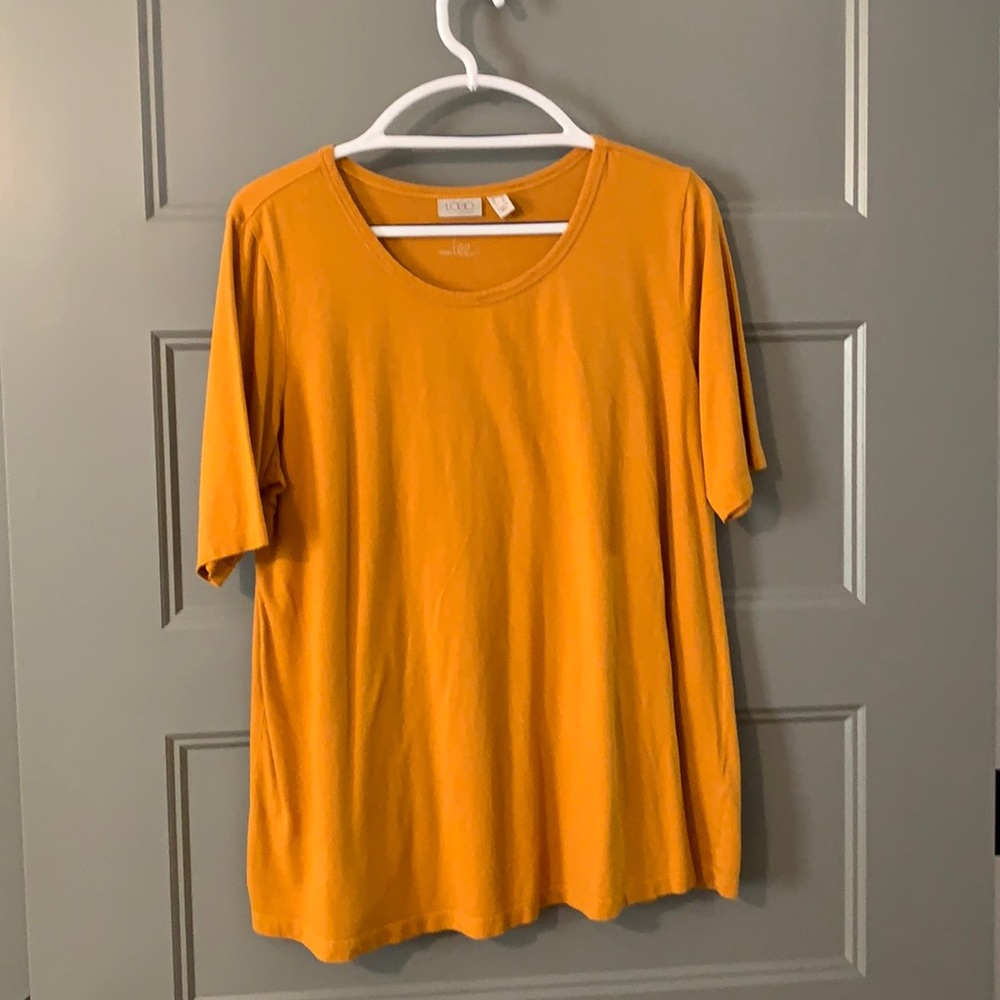 Logo Tee new never worn smoke and pet free home